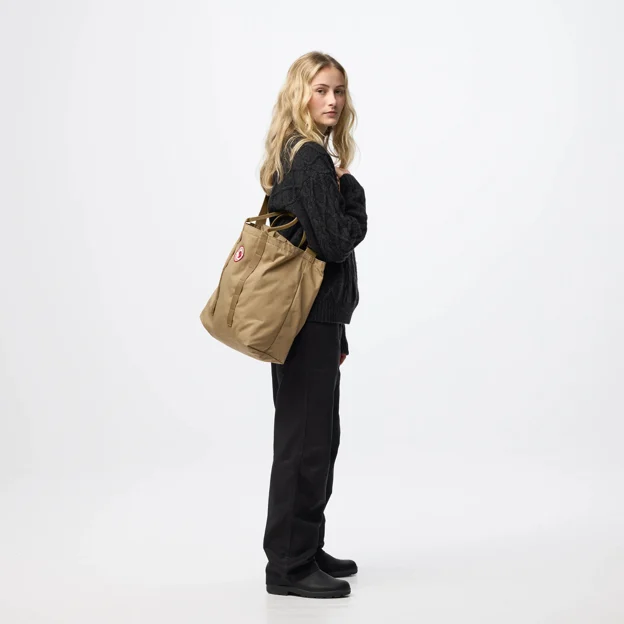 Fjällräven 1960 Tote Unisex Daypacks Model Model front 120339