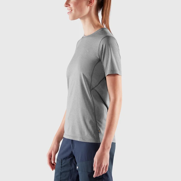 Fjällräven Abisko Day Hike SS W Women’s T-shirts & tank tops Model Model side 32918