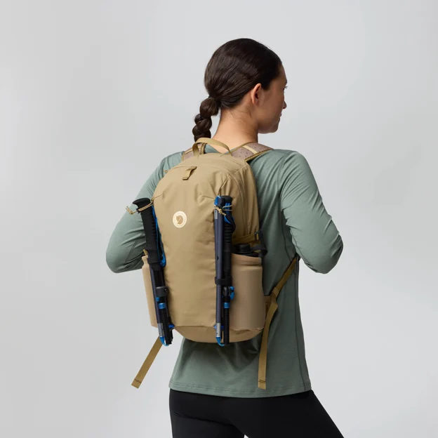 Fjällräven Abisko Softpack 16 Unisex Daypacks Model Model front 90186
