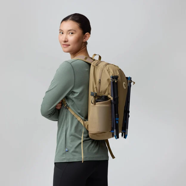 Fjällräven Abisko Softpack 16 Unisex Daypacks Model Model side 90187