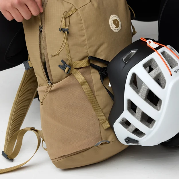 Fjällräven Abisko Softpack 16 Unisex Daypacks Model Angle I 90195