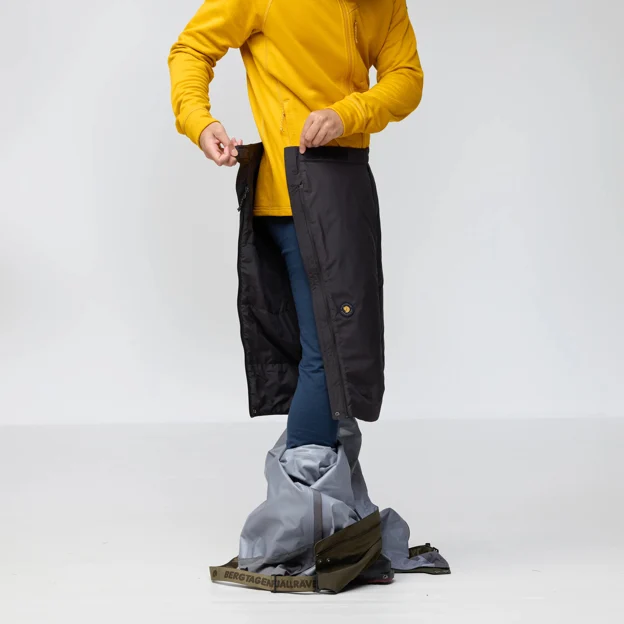 Fjällräven Bergtagen 60 Insulation Shorts Unisex Insulated trousers Model Angle K 94258