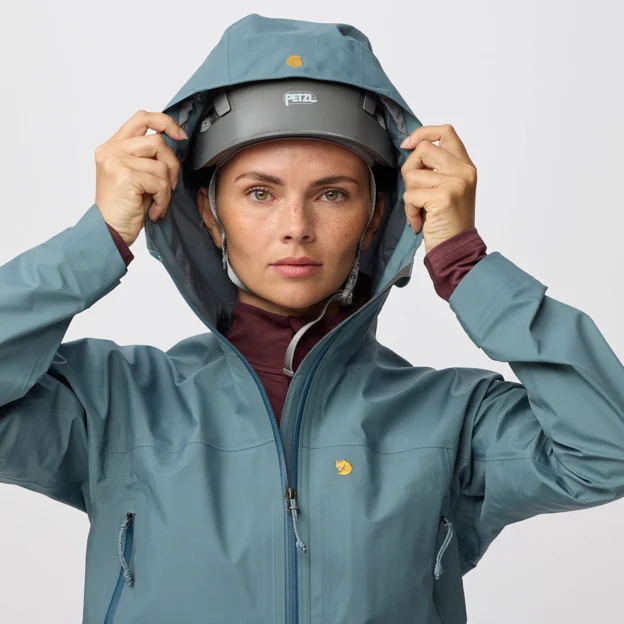 Fjällräven Bergtagen GTX Lite Jacket W Women’s Mountaineering jackets Model Angle H 99995