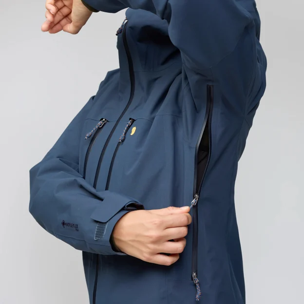 Fjällräven Bergtagen GTX Pro Jacket W Women’s Mountaineering jackets Model Angle L 94321
