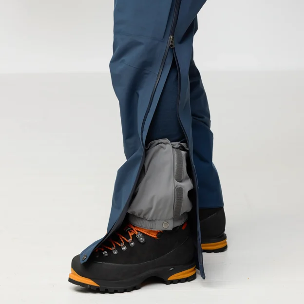 Fjällräven Bergtagen GTX Pro Trousers M Men’s Mountaineering trousers Model Angle K 94204