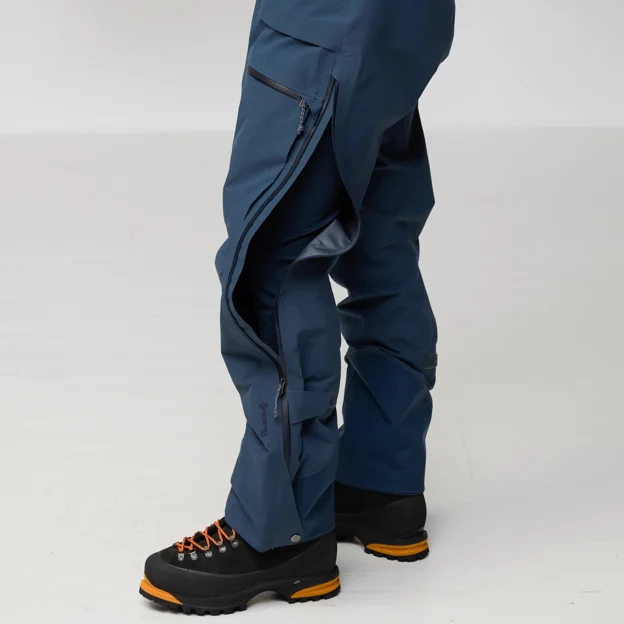 Fjällräven Bergtagen GTX Pro Trousers M Men’s Mountaineering trousers Model Angle J 94346
