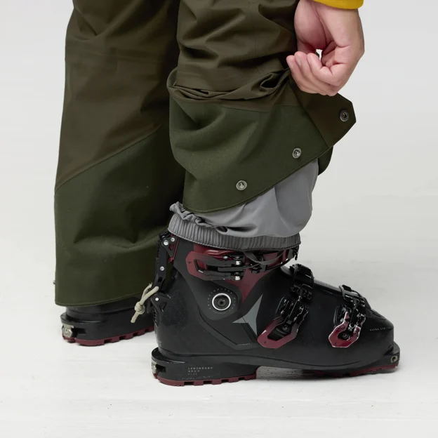 Fjällräven Bergtagen GTX Touring Bibs M Men’s Mountaineering trousers Model Angle H 94390