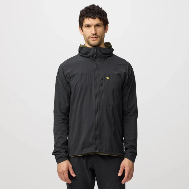 Fjällräven Bergtagen Windshell Jacket M Men’s Wind jackets Model Angle L 101060