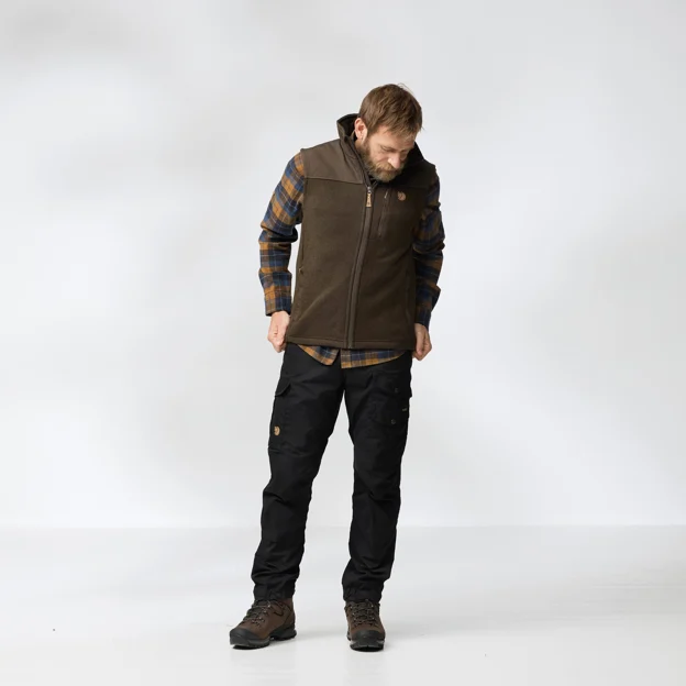 Fjällräven Buck Fleece Vest M Men’s Vests Model Angle F 86217