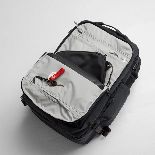 Fjällräven Färden Carry-On Pack Unisex Daypacks Model Angle L 89677