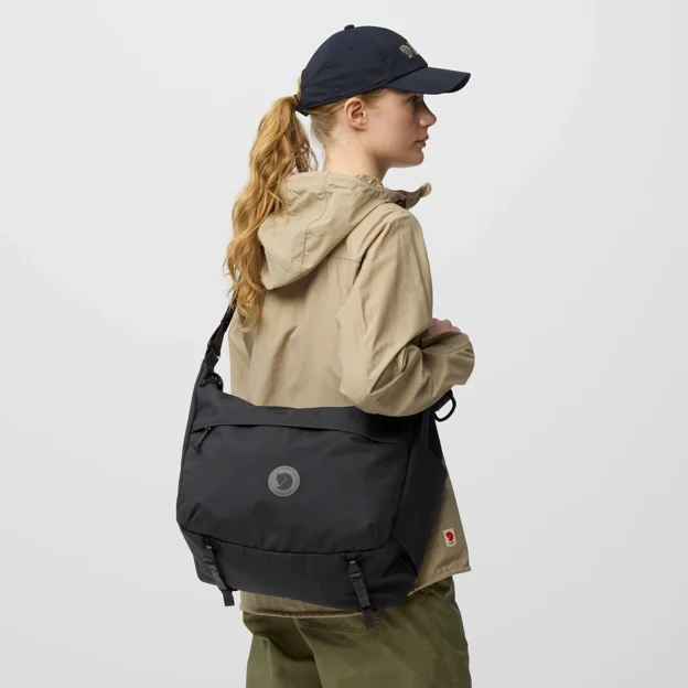 Fjällräven Färden Crossbody Unisex Shoulder bags Model Model side 101102