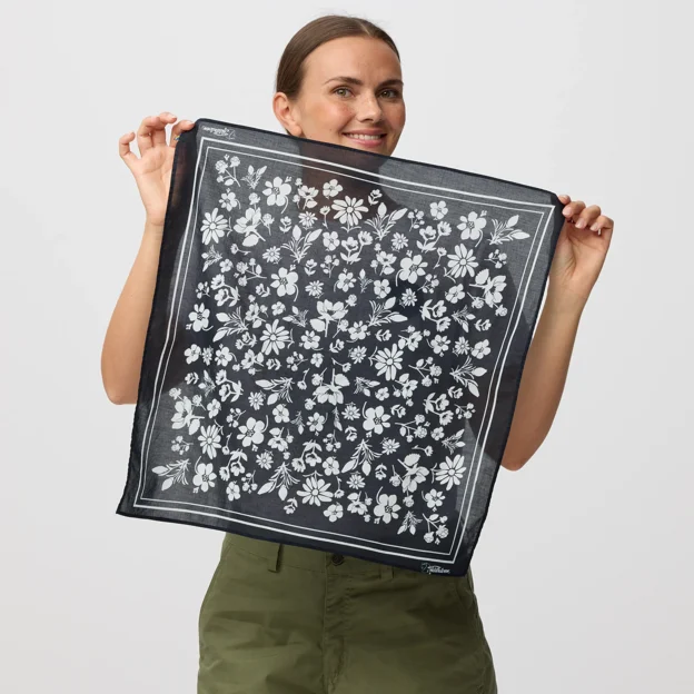 Fjällräven Fjällblomster Bandana Unisex Other accessories Model Model front 101109