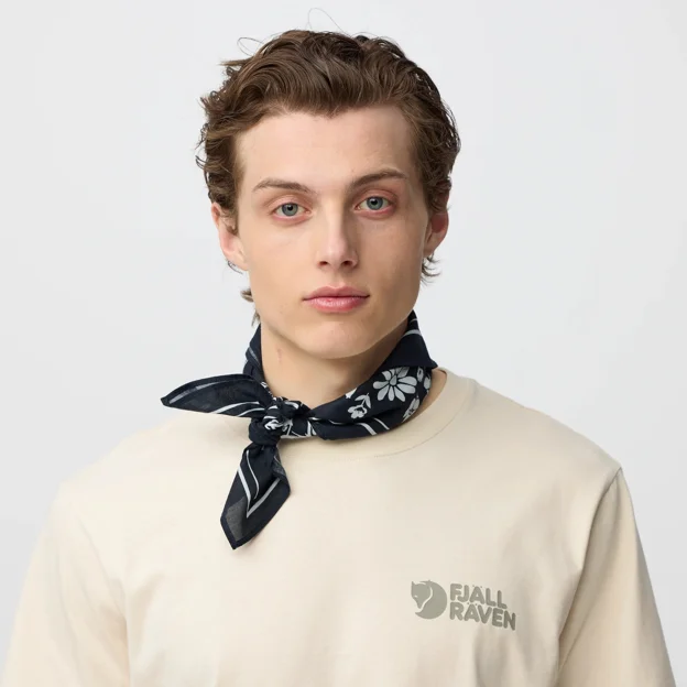 Fjällräven Fjällblomster Bandana Unisex Other accessories Model Model back 101123