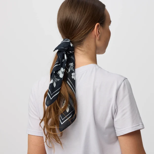 Fjällräven Fjällblomster Bandana Unisex Other accessories Model Model side 101113
