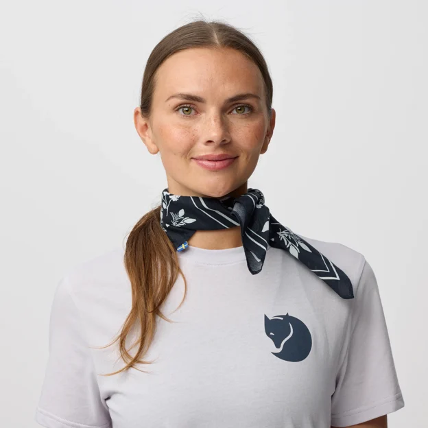 Fjällräven Fjällblomster Bandana Unisex Other accessories Model Angle F 101114