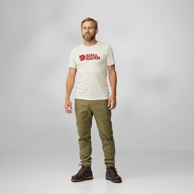 Fjällräven Fjällräven Logo T-shirt M Men’s T-shirts & tank tops Model Model front 80816