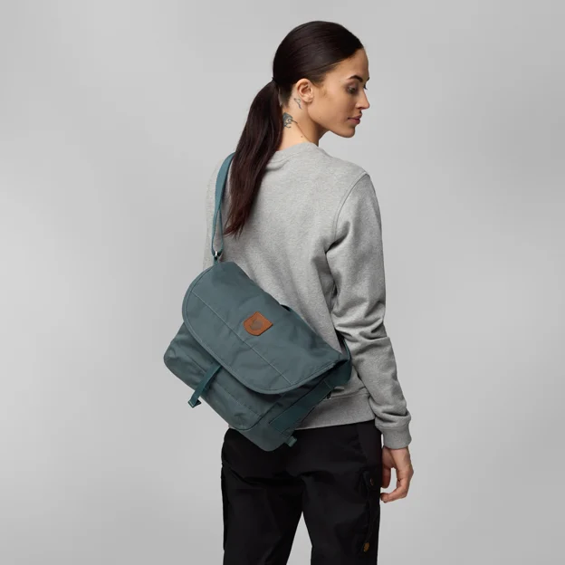Fjällräven Greenland Shoulder Bag Small Unisex Daypacks Model Model back 21933