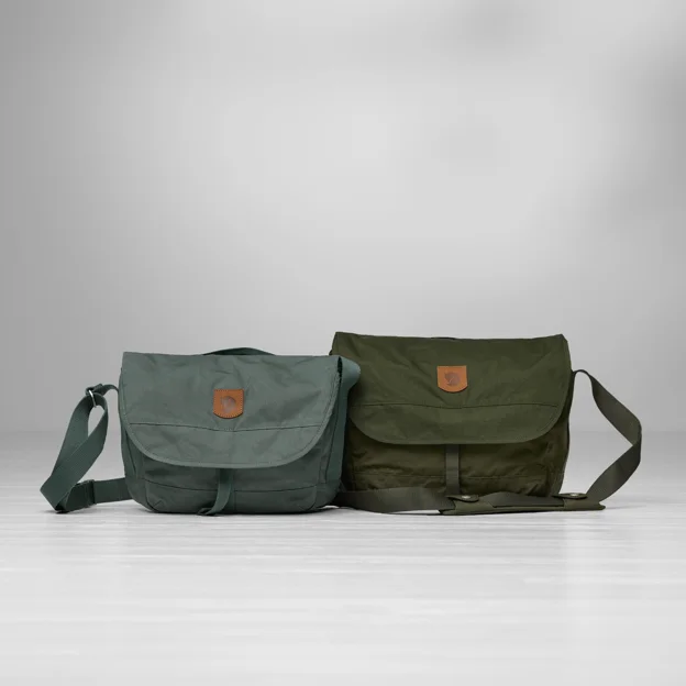 Fjällräven Greenland Shoulder Bag Small Unisex Daypacks Model Angle F 21936