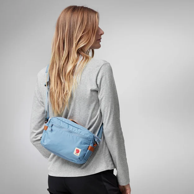 Fjällräven High Coast Crossbody Unisex Outlet Model Model front 75935