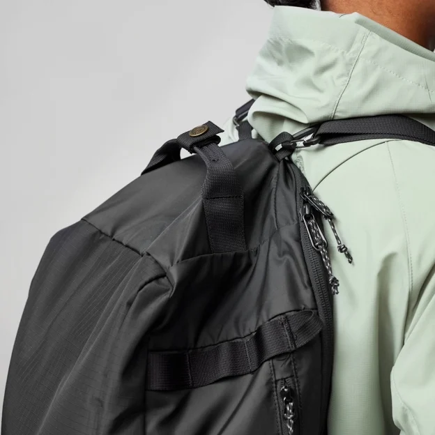 Fjällräven High Coast Duffel 22 Unisex Daypacks Model Angle G 82137