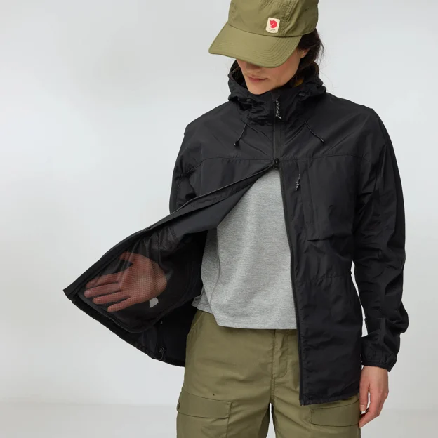 Fjällräven High Coast Wind Jacket W Women’s Wind jackets Model Angle I 92890