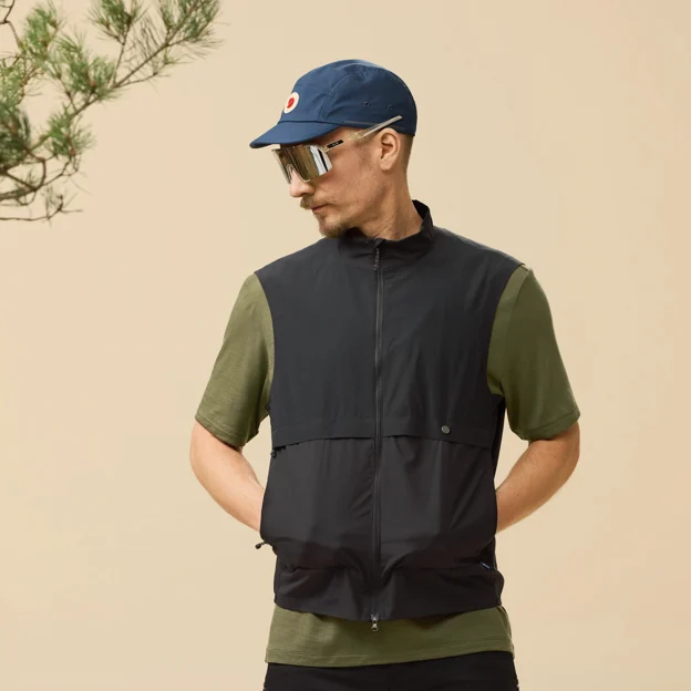 Fjällräven Hoja Adventure Vest M Men’s Vests Model Model front 89647