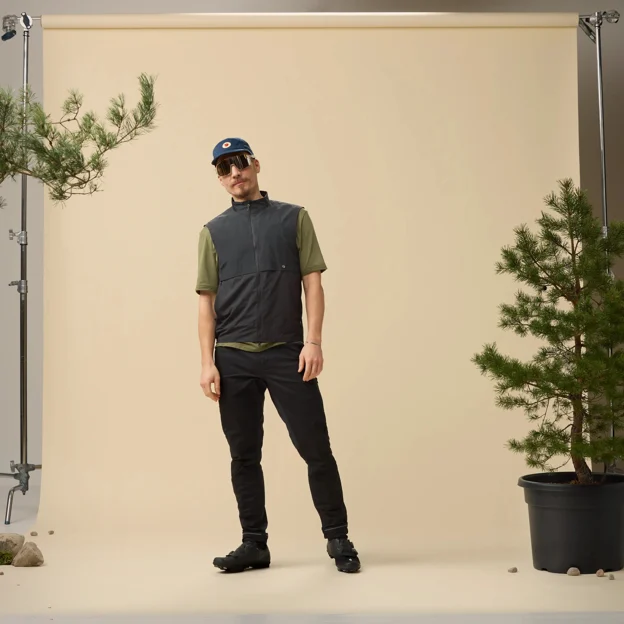 Fjällräven Hoja Adventure Vest M Men’s Vests Model Angle G 89650