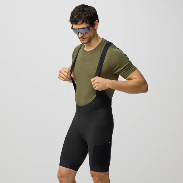 Fjällräven Hoja Bib Shorts M Men’s Shorts & skirts Model Angle H 100453