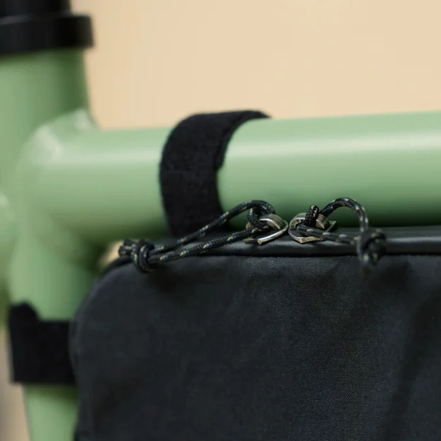 Fjällräven Hoja Frame Bag M Unisex Backpack & bag accessories Model Angle I 90006