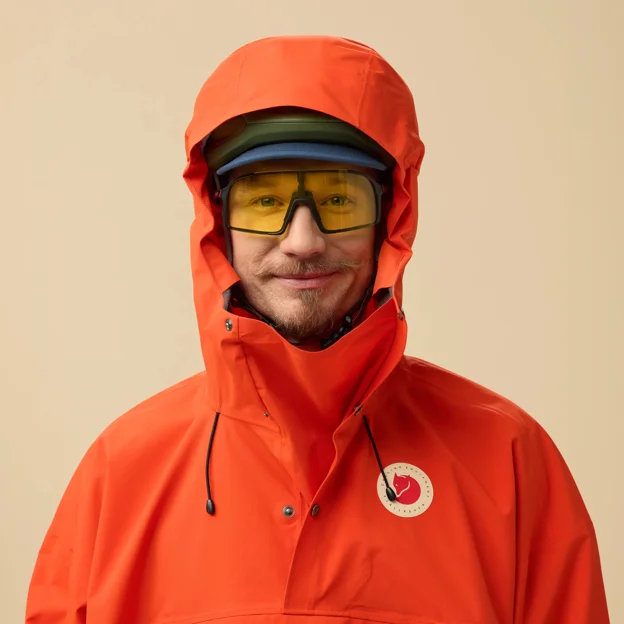 Fjällräven Hoja Rain Fox Poncho Unisex Shell jackets Model Angle K 90135