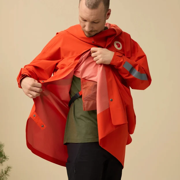 Fjällräven Hoja Rain Fox Poncho Unisex Shell jackets Model Angle N 90131