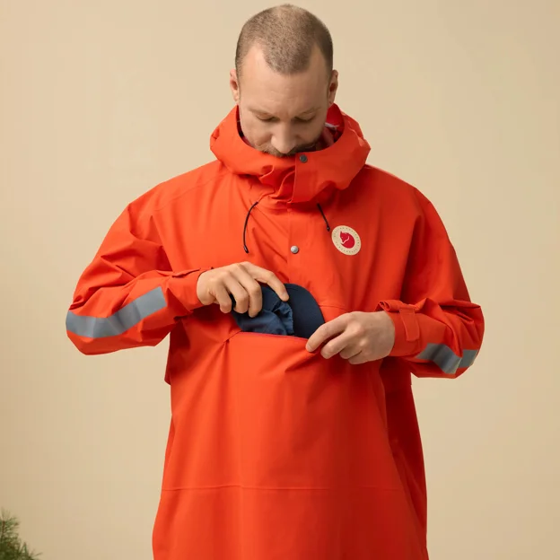 Fjällräven Hoja Rain Fox Poncho Unisex Shell jackets Model Angle O 90063