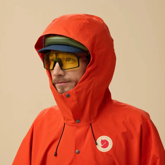 Fjällräven Hoja Rain Fox Poncho Unisex Shell jackets Model Angle S 90071