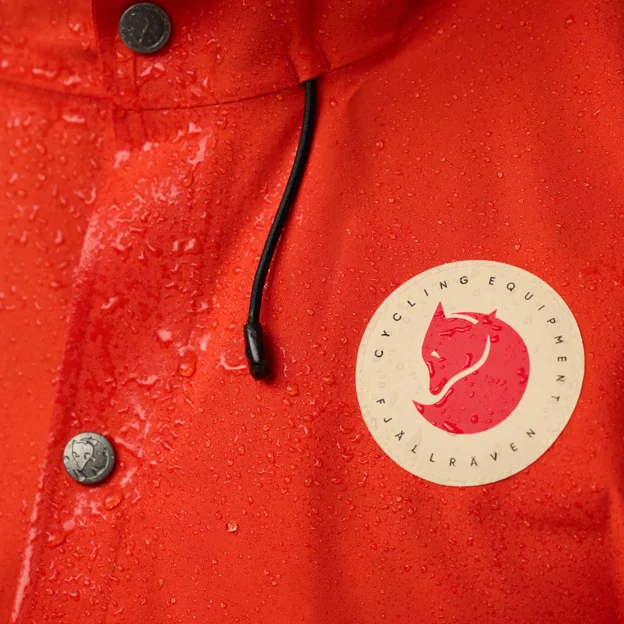 Fjällräven Hoja Rain Fox Poncho Unisex Shell jackets Model Angle U 90083