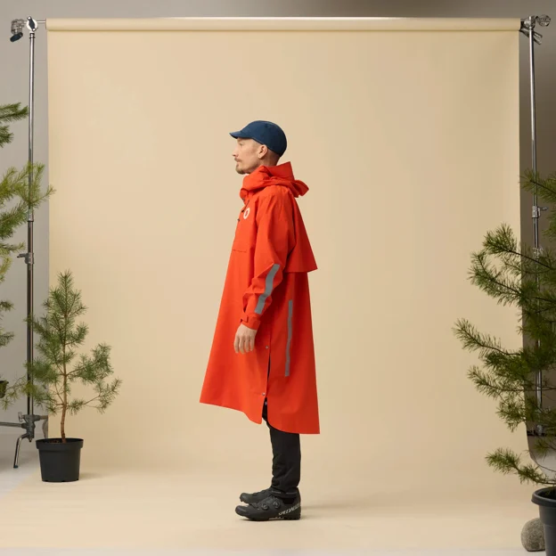Fjällräven Hoja Rain Fox Poncho Unisex Shell jackets Model Model side 90041