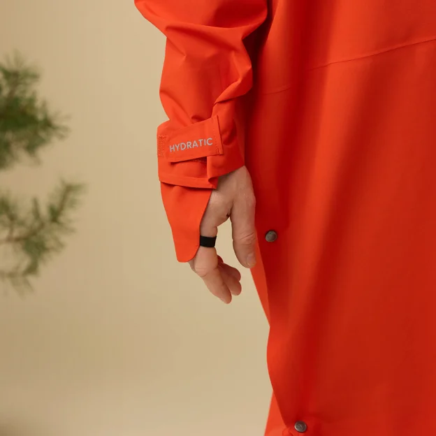 Fjällräven Hoja Rain Fox Poncho Unisex Shell jackets Model Angle H 90046