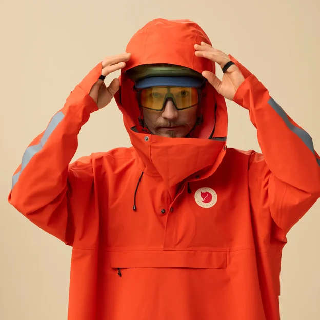 Fjällräven Hoja Rain Fox Poncho Unisex Shell jackets Model Angle J 90148