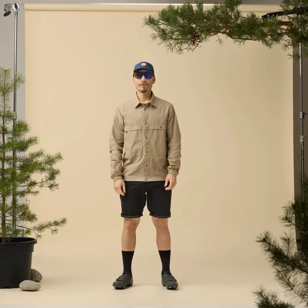 Fjällräven Hoja Rider's Wind Jacket M Men’s Wind jackets Model Angle I 90149