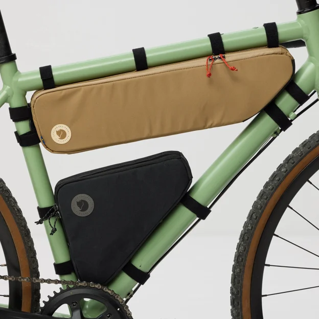 Fjällräven Hoja Triangle Frame Bag Unisex Backpack & bag accessories Model Angle K 100385