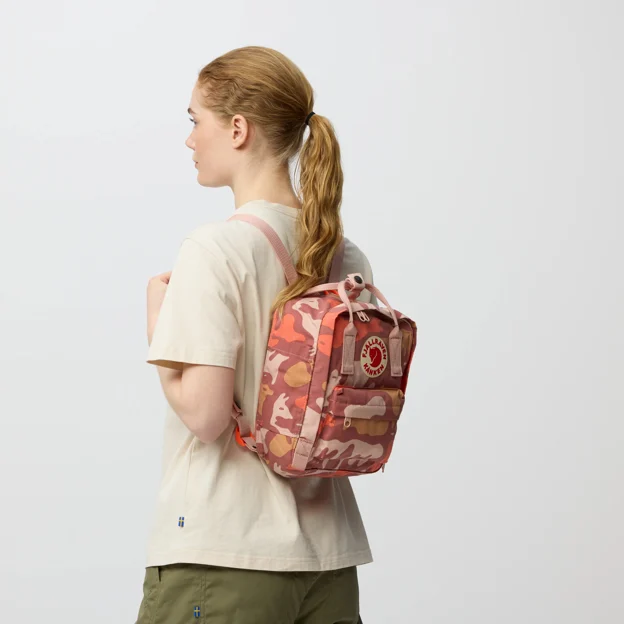 Fjällräven Kånken Graphics Mini Unisex Daypacks Model Model side 100548