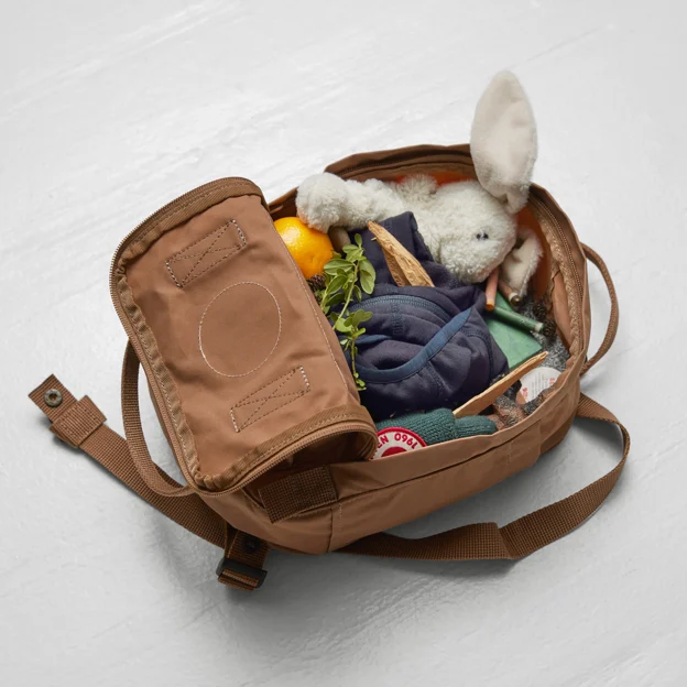 Fjällräven Kånken Mini Unisex Outlet Model Angle G 82386