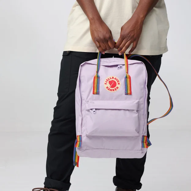 Fjällräven Kånken Rainbow Unisex Outlet Model Angle F 85618