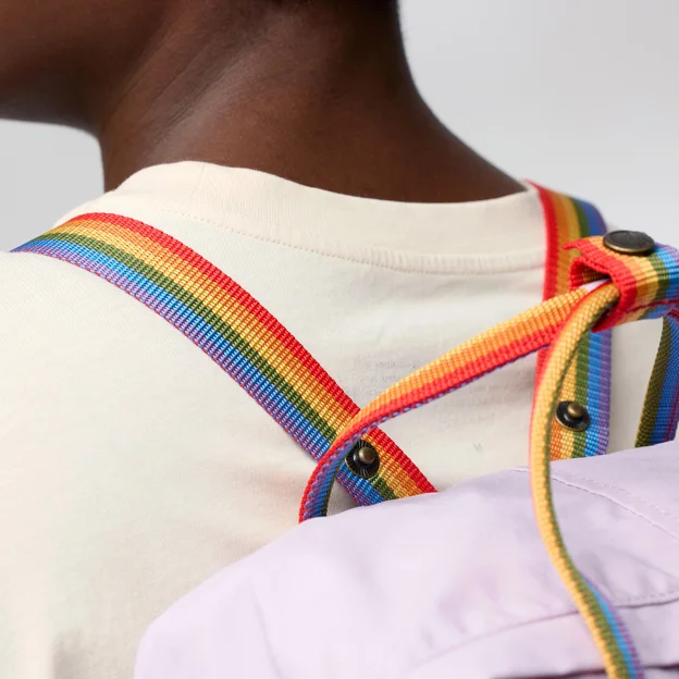 Fjällräven Kånken Rainbow Unisex Outlet Model Angle G 85619