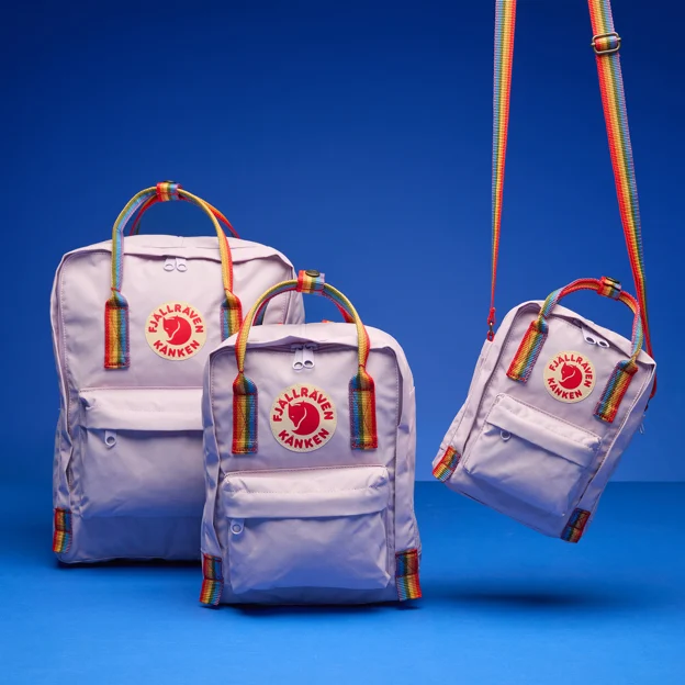 Fjällräven Kånken Rainbow Unisex Outlet Model Angle H 85620