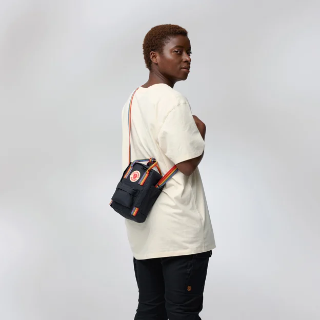 Fjällräven Kånken Rainbow Sling Unisex Outlet Model Model front 85634