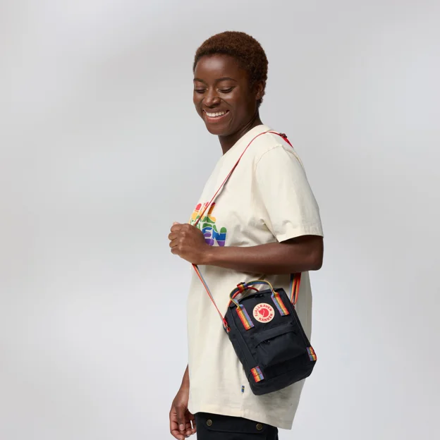 Fjällräven Kånken Rainbow Sling Unisex Outlet Model Model side 85636