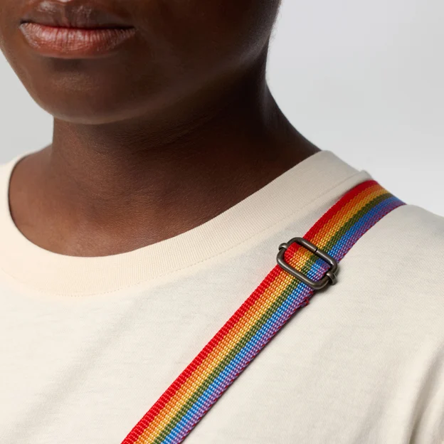 Fjällräven Kånken Rainbow Sling Unisex Outlet Model Angle G 85638