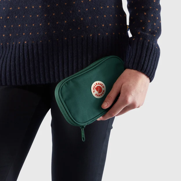 Fjällräven Kånken Travel Wallet Unisex Travel accessories Model Model front 23700