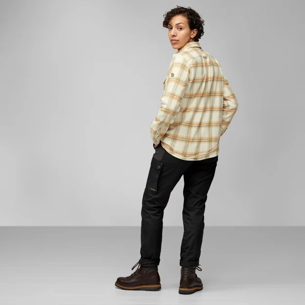 Fjällräven Övik Heavy Flannel Shirt W Women’s Shirts Model Model side 76026
