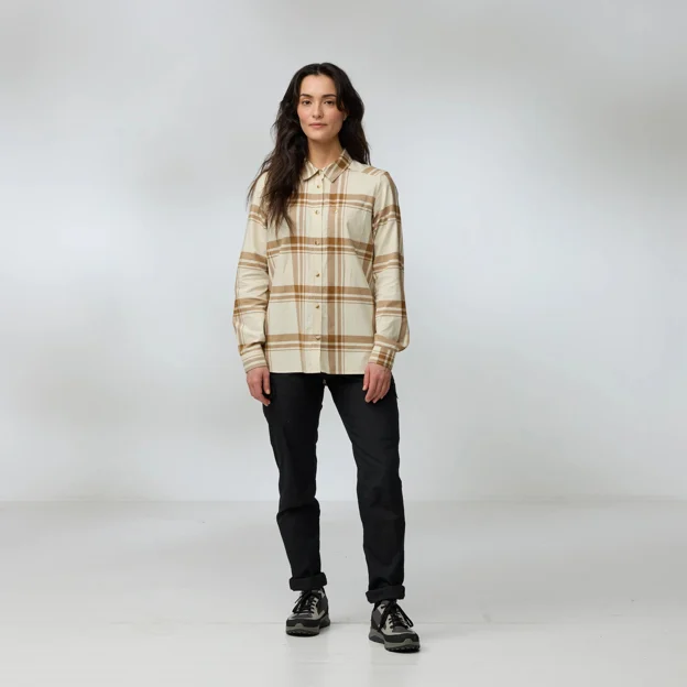 Fjällräven Övik Lite Flannel Shirt W Women’s Shirts Model Model front 92938
